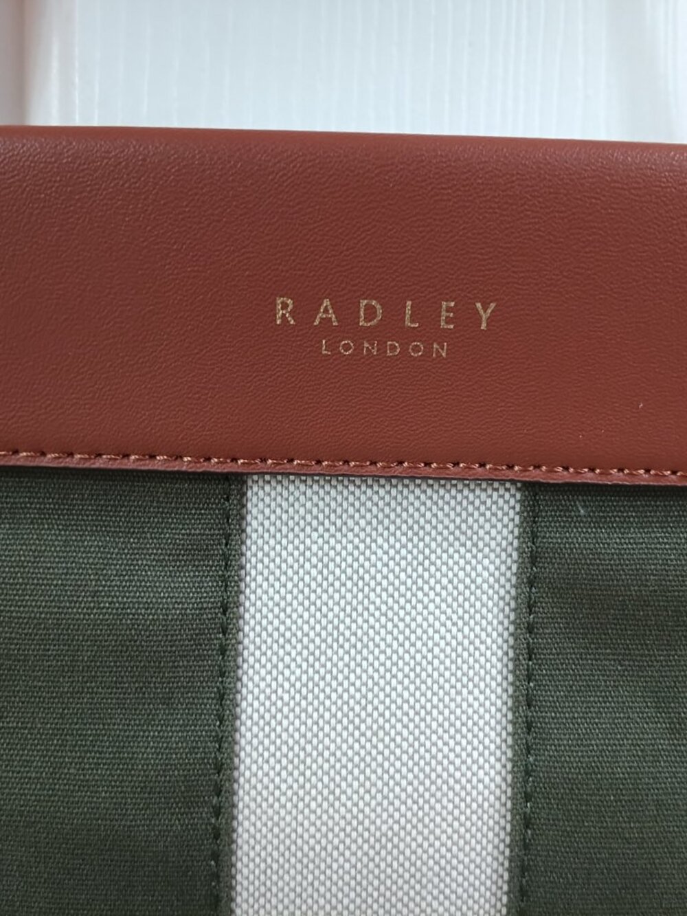 Radley London crossbody bag with adjustable strap - Picture 2 of 4